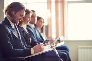 Empleados tomando notas en un seminario